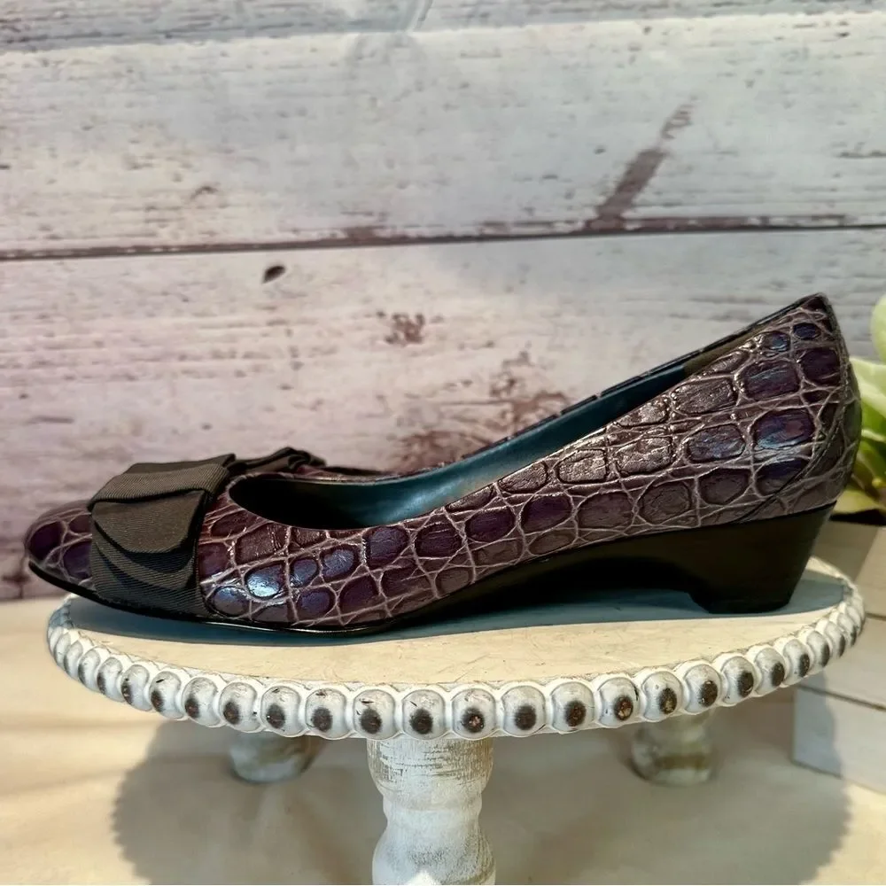 Ellen Tracy Women's Burgundy Croc Embossed Bow Wedge Pumps Size 8 EUC